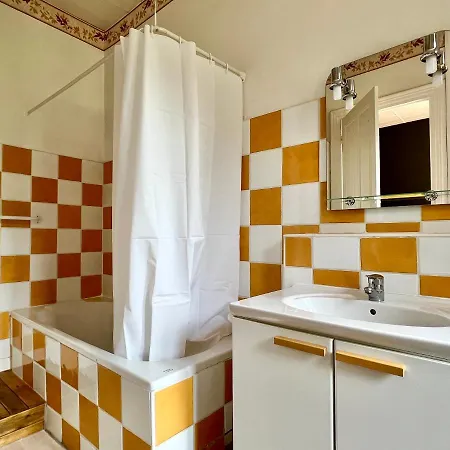 Les Celestins Aparthotel 3*
